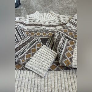 Snuggly sweater in neutrals. Size medium.